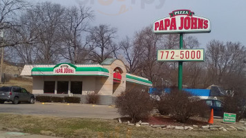 Papa John's Pizza outside