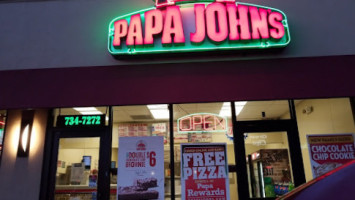 Papa John's Pizza outside