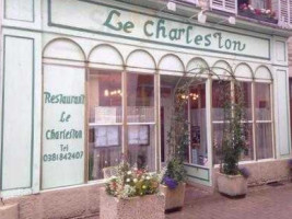 Le Charleston outside