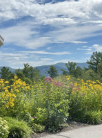 Tullamore Tavern At The White Mountain outside