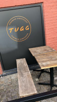 Tugg Burgers outside