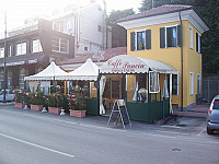 Caffe' Puncin outside