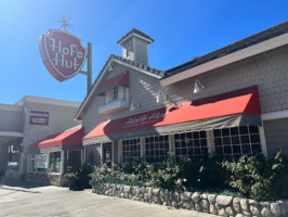 Hof's Hut Bakery outside