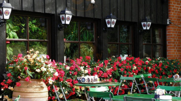 Gasthaus Kappishausern, Fam. Naoumis outside