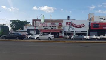 Los Reyes Del Taco Central outside