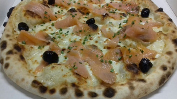 La Pizza Du Plateau Chez Peppino food