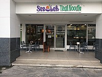 Sen Lek Thai Noodle inside