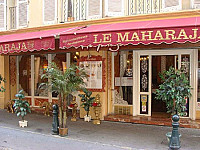 Le Maharaja outside