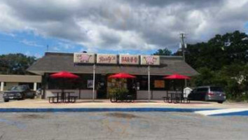 Rusty's -b-q outside