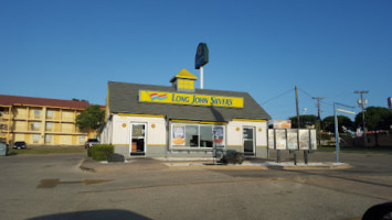 Long John Silvers outside