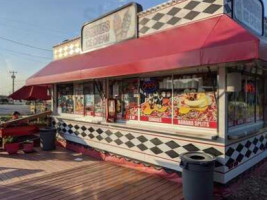 Stevie's Ice Cream outside