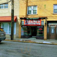 Fellinis Pizzeria outside