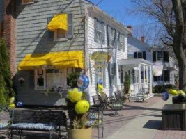 Gil Bert's Ice Cream outside