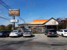 Hooters outside