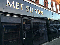 Met Su Yan outside