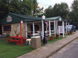 Suzie's Ice Cream Shoppe outside