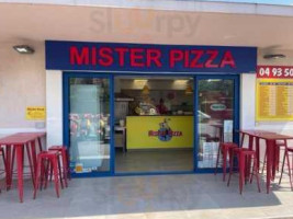 Mister Pizza inside