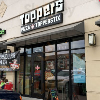 Toppers Pizza food