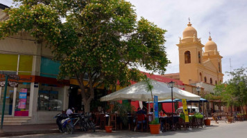 De la Plaza Pena y restaurante outside