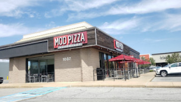 Mod Pizza outside