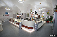 Royal Martucci Gelateria Pasticceria inside