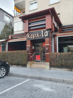 Kaşık-la Alparslan outside