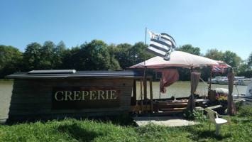 Bateau-crêperie outside