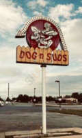 Dog N Suds outside