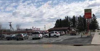 Earl's Drive-in outside