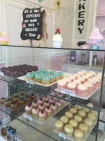 Mia Bella Cupcakes food