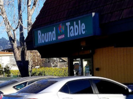 Round Table Pizza outside