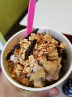 Yumberry Frozen Yogurt food