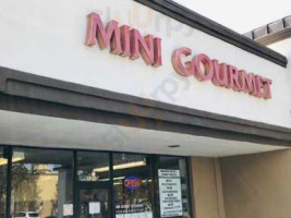 Mini Gourmet outside