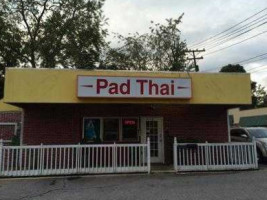 Pad Thai outside