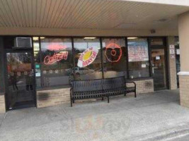 Bagels Your Way Cafe outside