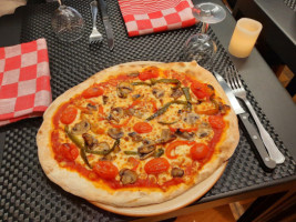 Pizzeria La Lanterna food