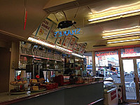 Tophams Ice Cream Parlour outside