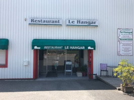 Le Hangar outside