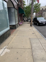 La Parisienne French Bakery outside