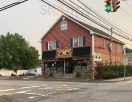 Locust Ave Deli outside