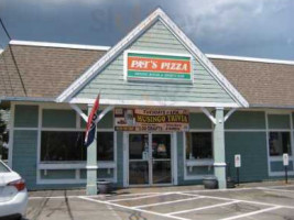 Pat's Pizza outside