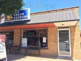 The Ice Cream Shop outside