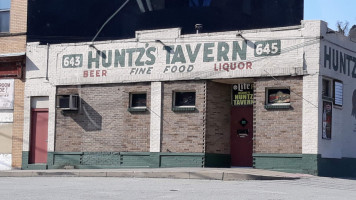 Huntz's Tavern inside