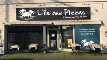 L'ile Aux Pizzas outside