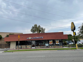 Yum Yum Donuts outside