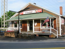 Carolina Brothers Pit Barbeque outside