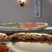 Leonardos Pizzeria food