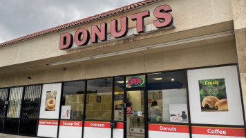 Crown Donuts outside