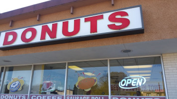 Lancaster Donuts outside