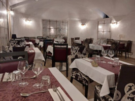 Le Chateau Des Arenes food